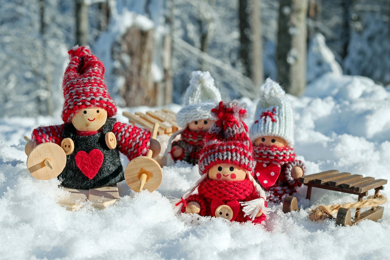 bamboline e slitta sulla neve