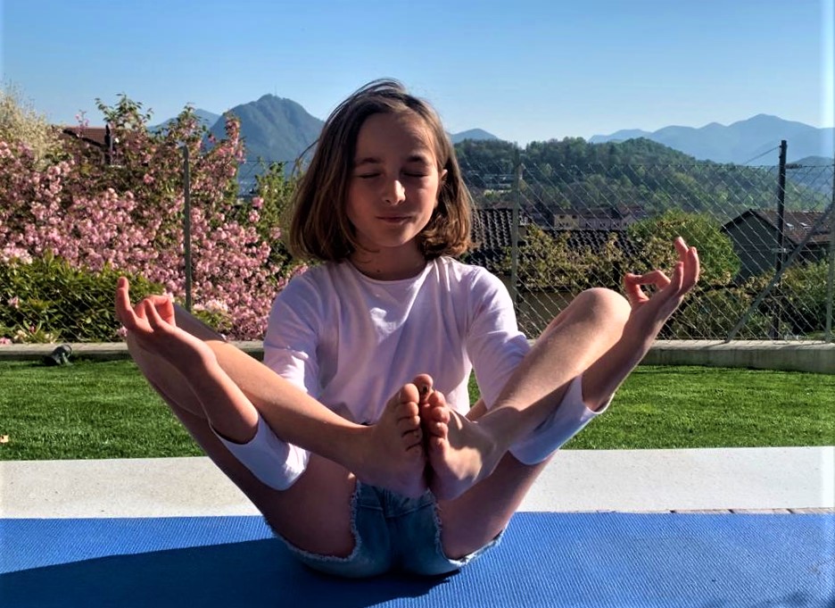 yoga per bambini, fiore