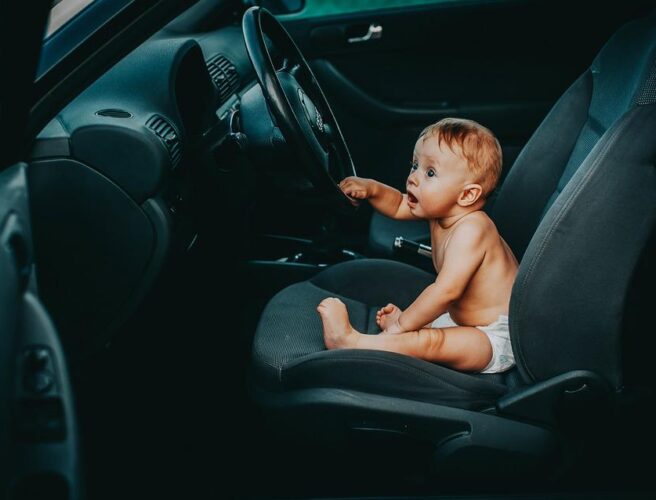 bambino in auto