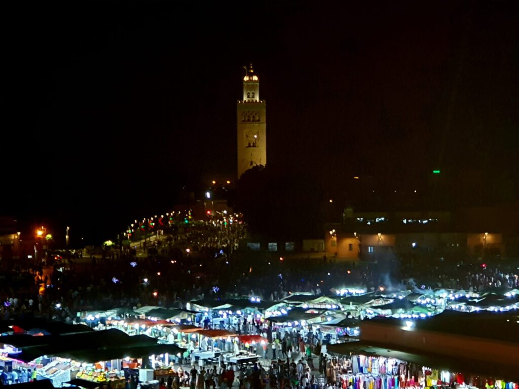 piazza marrakech con bambini