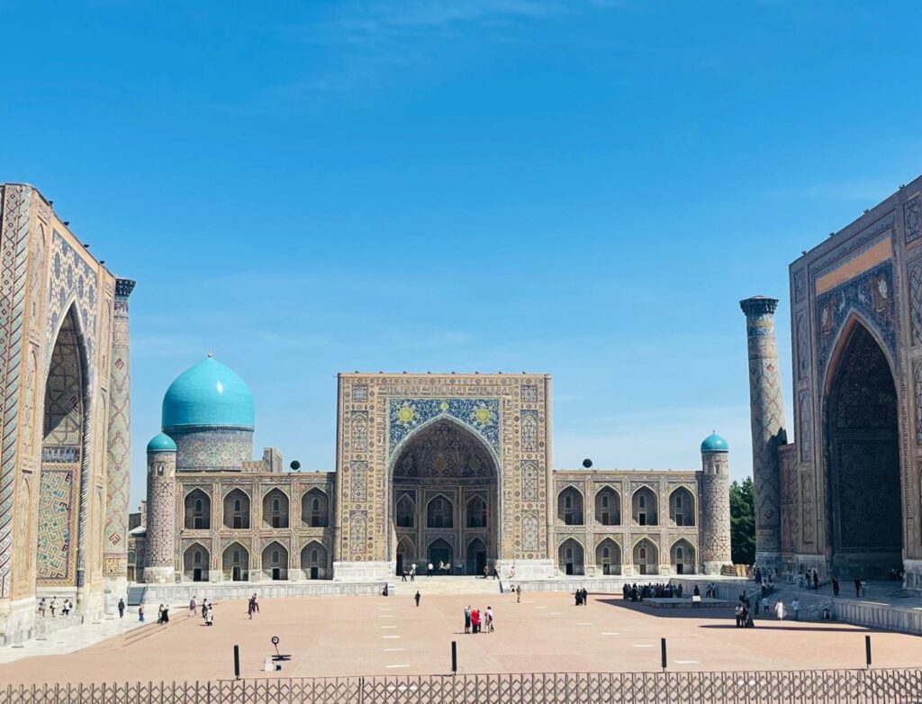 Visione d'insieme su Piazza Registan di Samarcada