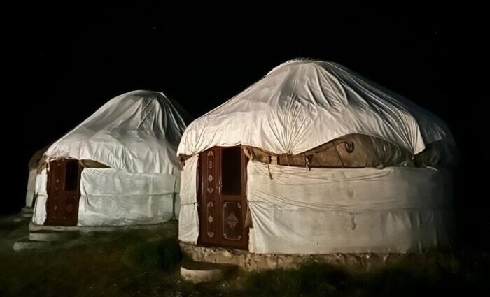 dormire in yurta in uzbekistan notte